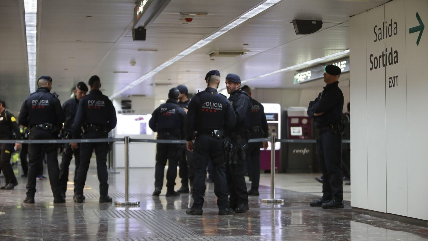 Los Mossos d'Esquadra en la estaci&oacute;n de Sants