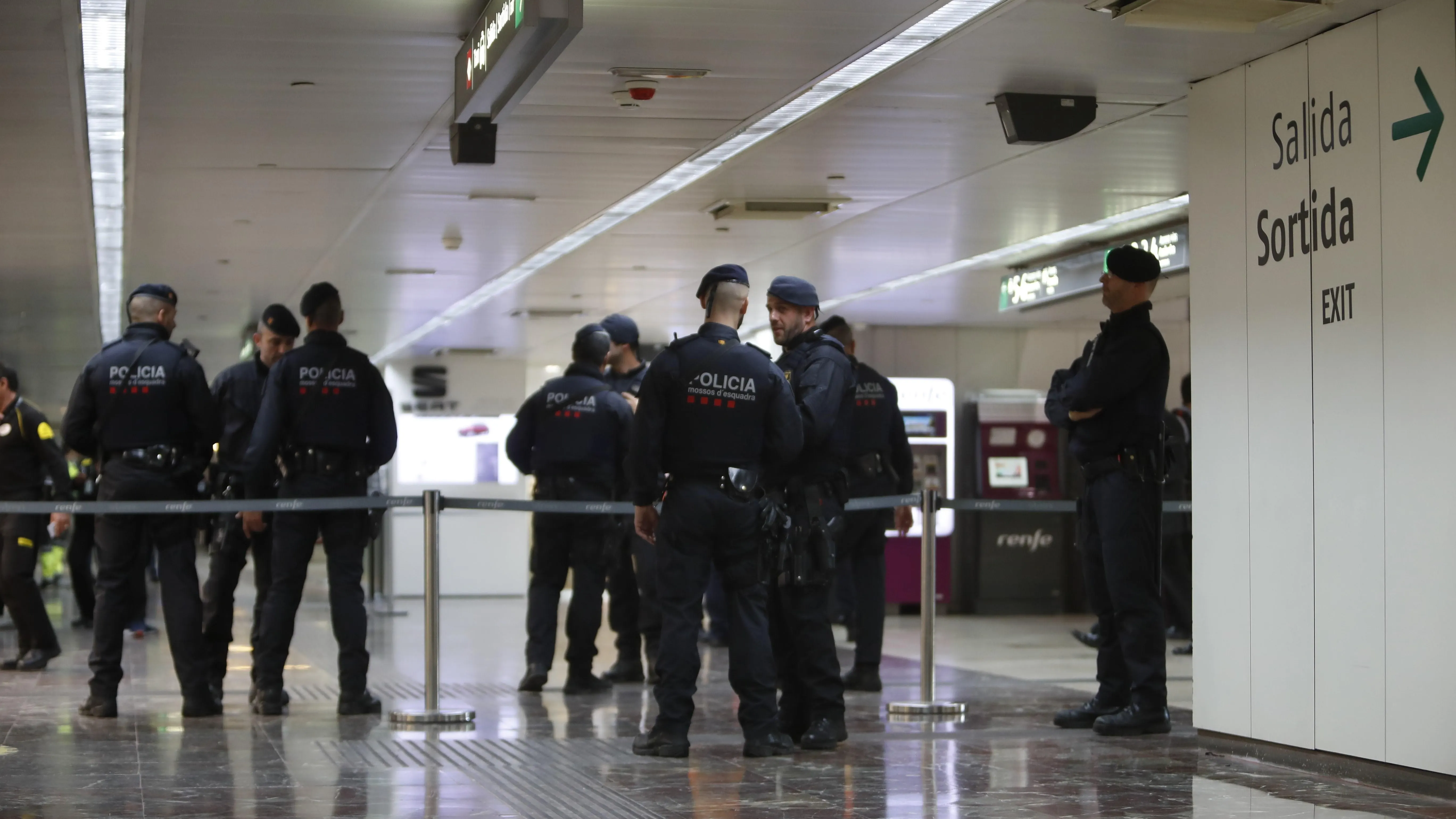 Los Mossos d'Esquadra en la estación de Sants