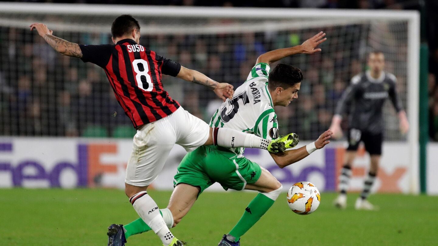 Bartra y Suso pugnan por la posesi&oacute;n del bal&oacute;n