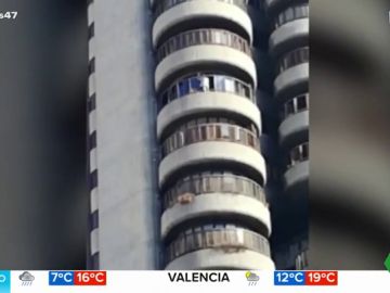 Las impactantes imágenes de una mujer que se juega la vida limpiando ventanas en el edificio Torres Blancas de Madrid Las impactantes imágenes de una mujer que se juega la vida limpiando ventanas en el edificio Torres Blancas de Madrid