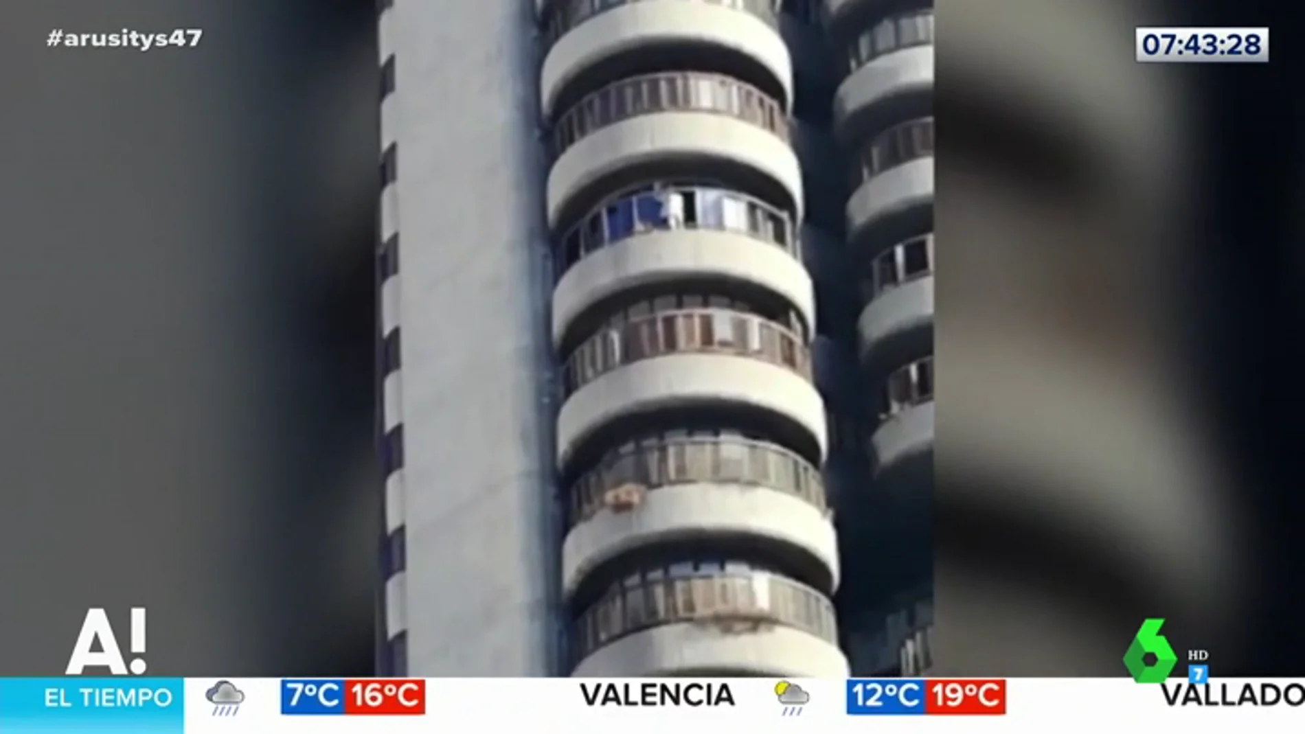 Las impactantes imágenes de una mujer que se juega la vida limpiando ventanas en el edificio Torres Blancas de Madrid