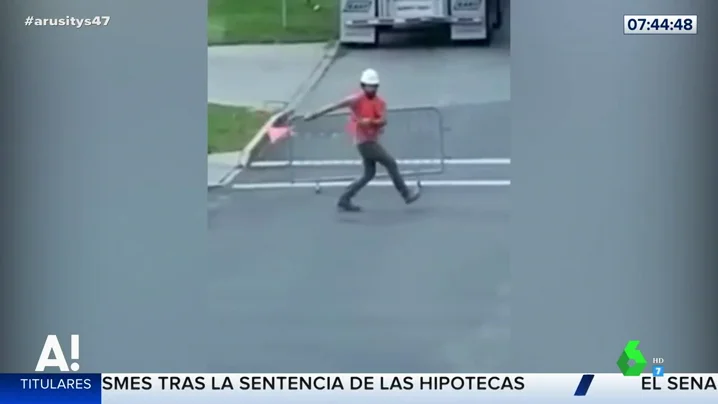 La divertida forma de dirigir el tráfico de un trabajador de la construcción que se ha hecho viral 