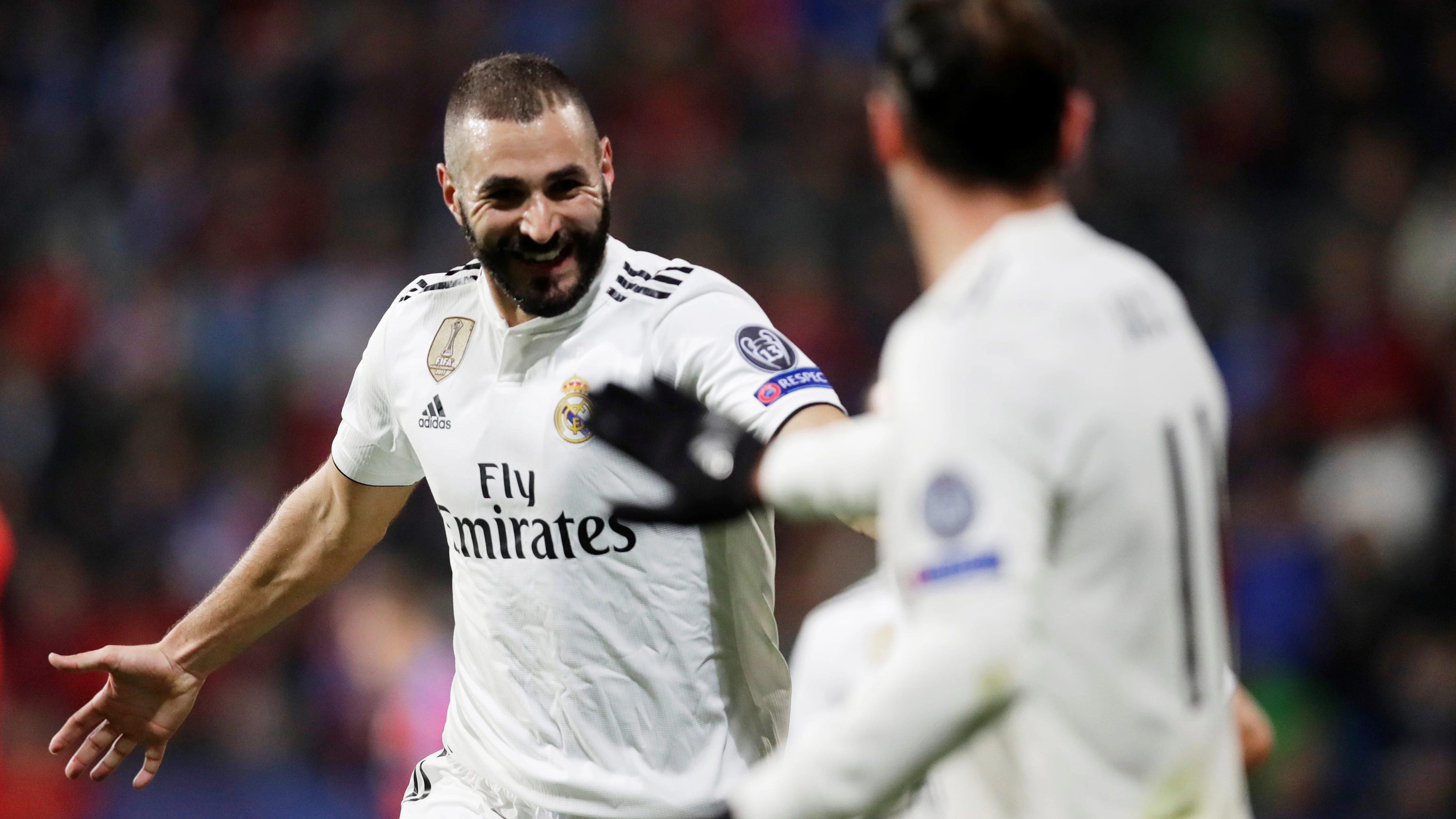 Benzema celebrando uno de sus goles contra el Viktoria Plzen