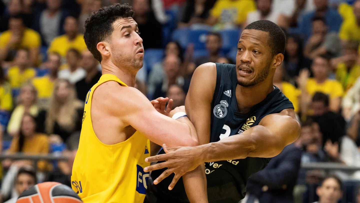 Randolph busca a un compañero durante el partido contra el Maccabi Randolph busca a un compañero durante el partido contra el Maccabi