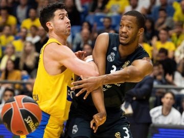 Randolph busca a un compañero durante el partido contra el Maccabi Randolph busca a un compañero durante el partido contra el Maccabi