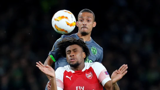 Iwobi y Bruno Gaspar pelean por el balón Iwobi y Bruno Gaspar pelean por el balón