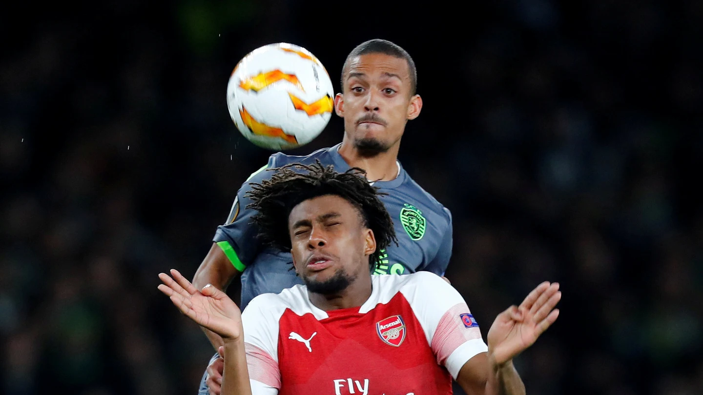 Iwobi y Bruno Gaspar pelean por el balón Iwobi y Bruno Gaspar pelean por el balón