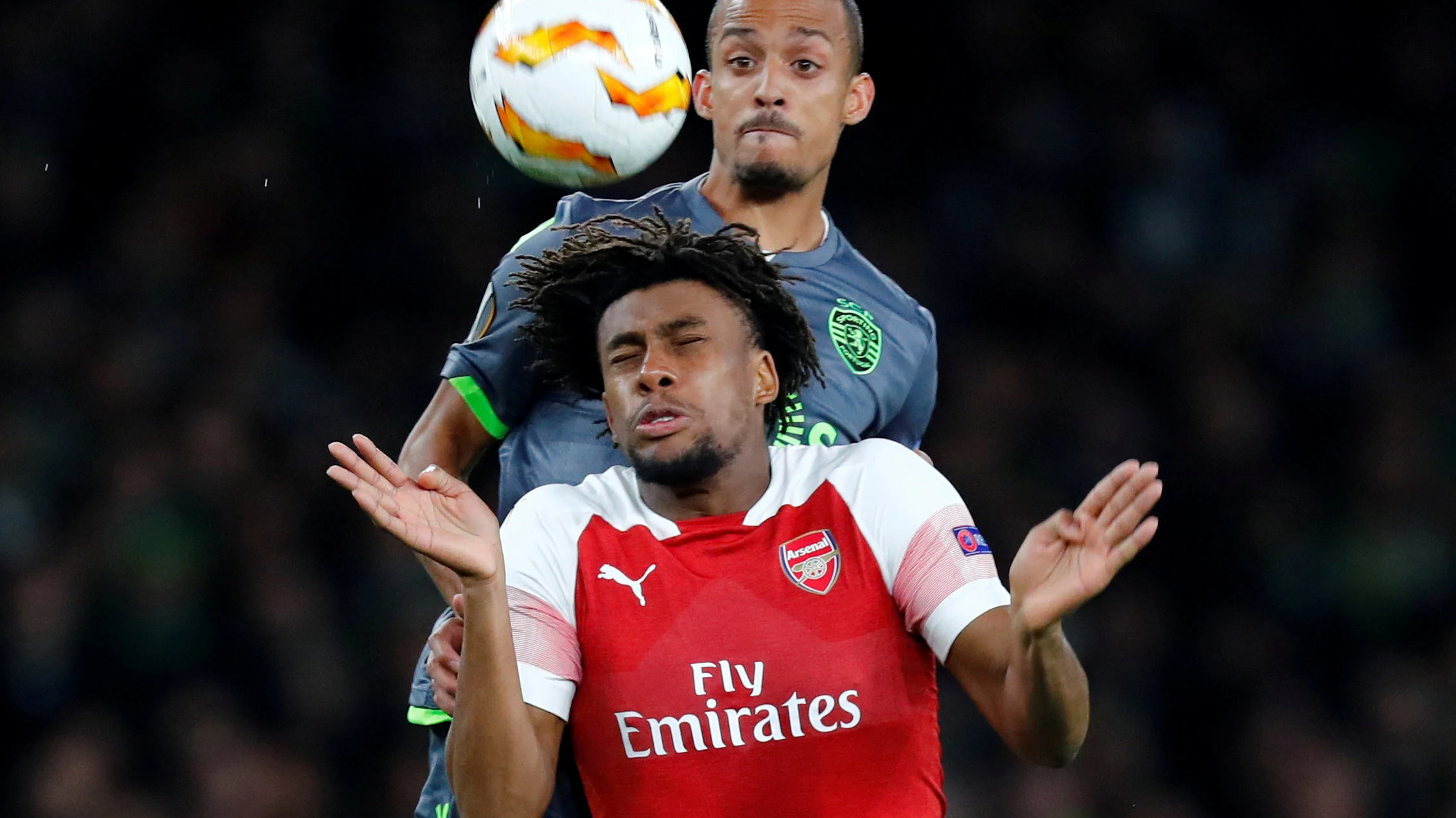 Iwobi y Bruno Gaspar pelean por el balón