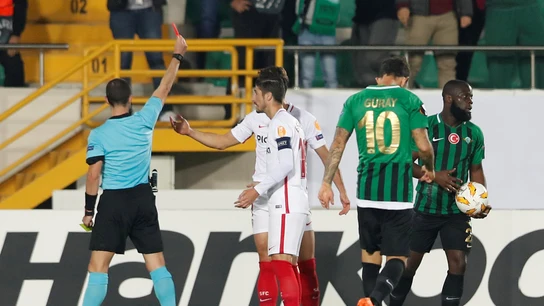 Los jugadores del Sevilla protestan la expulsión de Sergi Gómez Los jugadores del Sevilla protestan la expulsión de Sergi Gómez