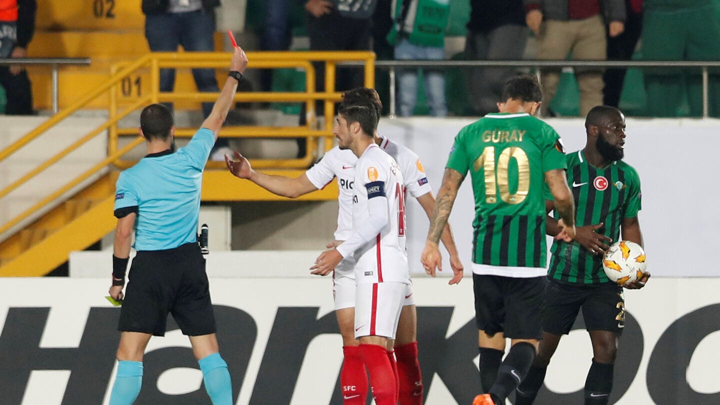 Los jugadores del Sevilla protestan la expulsi&oacute;n de Sergi G&oacute;mez