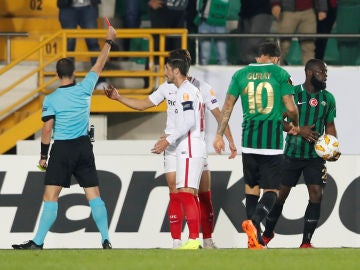 Los jugadores del Sevilla protestan la expulsión de Sergi Gómez Los jugadores del Sevilla protestan la expulsión de Sergi Gómez