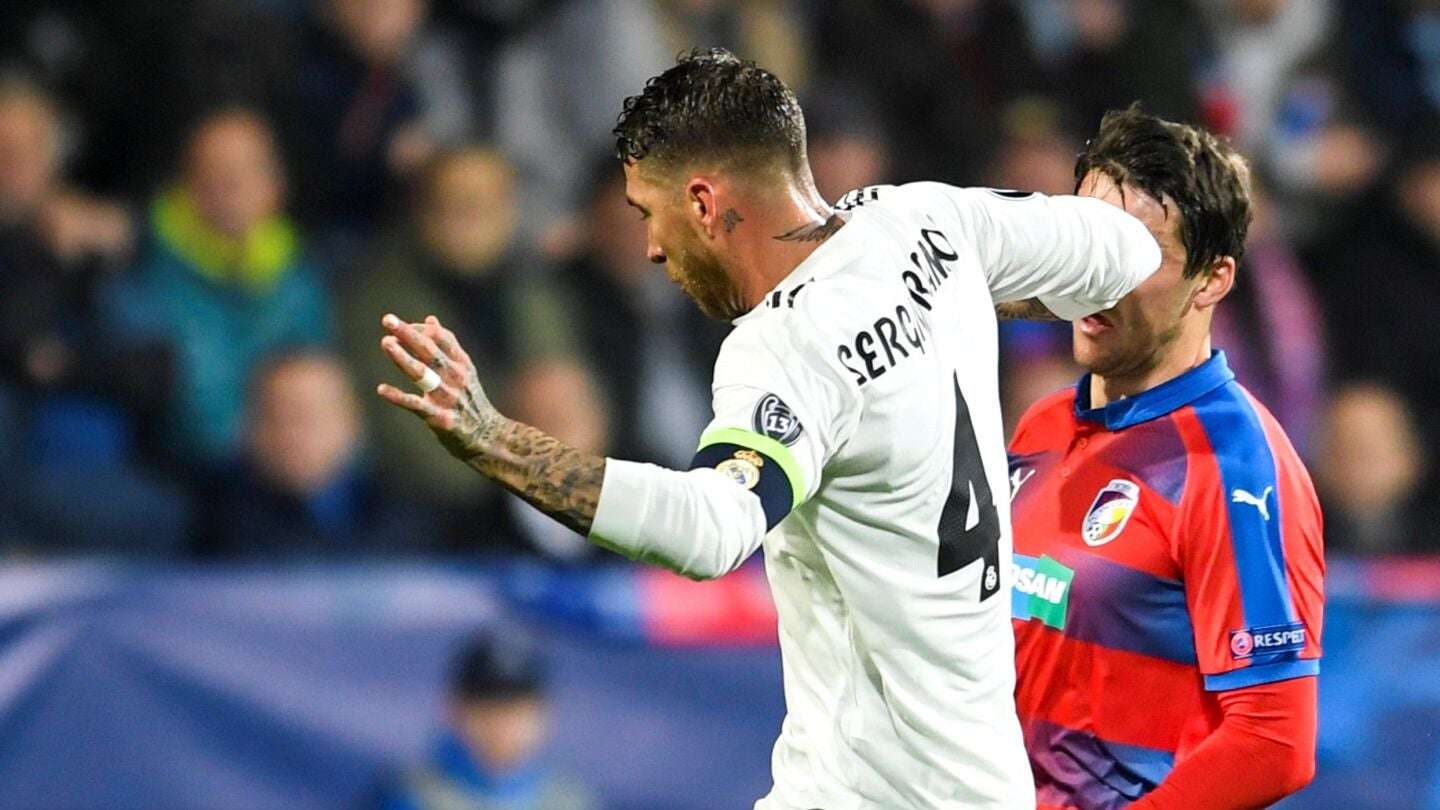 Sergio Ramos da un codazo al jugador del Viktoria Plzen Milan Havel