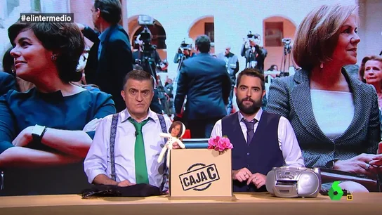Una peineta, un disco duro destrozado y una cinta de casette: el unboxing de "la Caja C de Cospedal" Una peineta, un disco duro destrozado y una cinta de casette: el unboxing de "la Caja C de Cospedal"