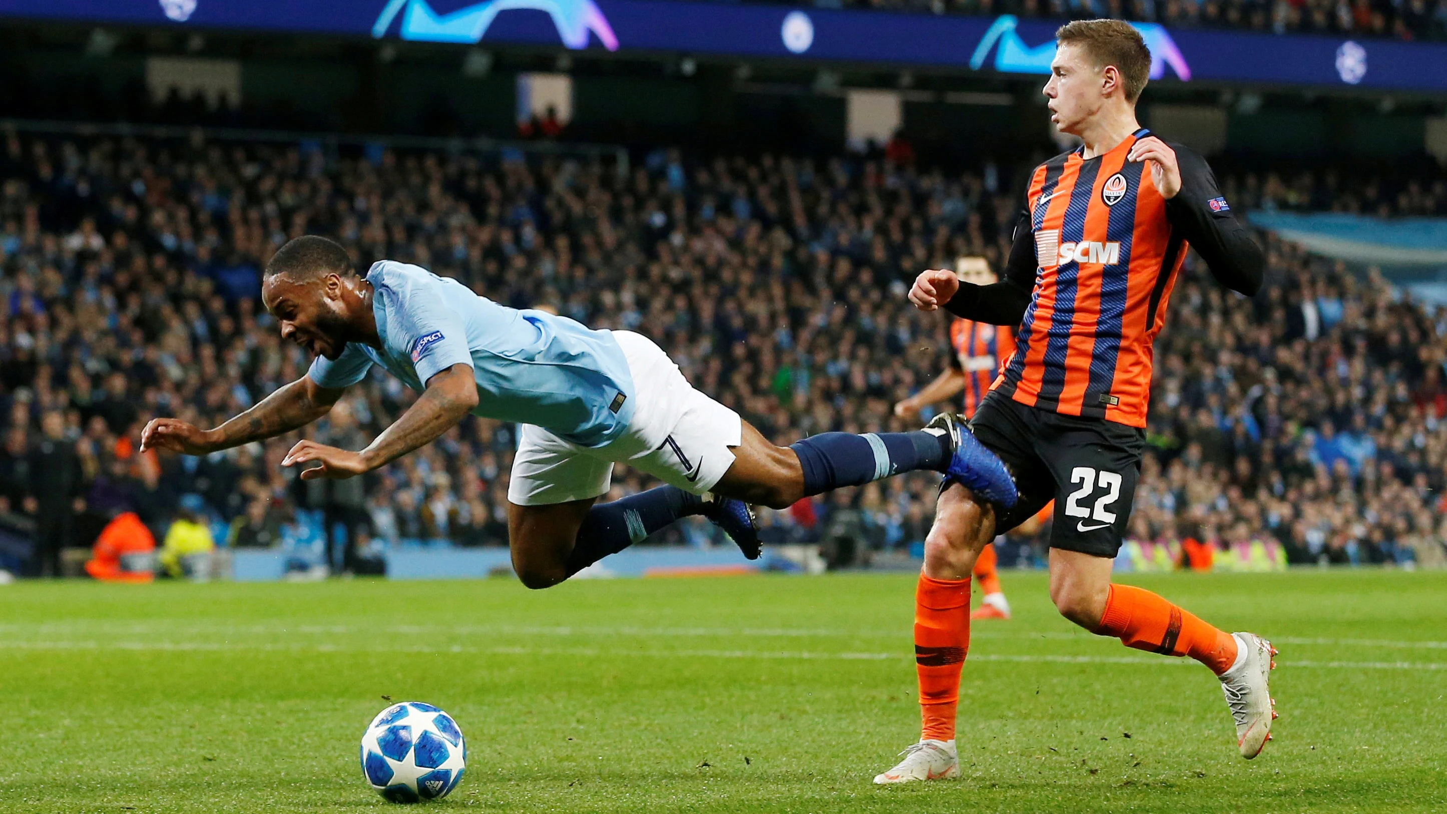 Sterling, en la jugada del penalti ante el Shakhtar