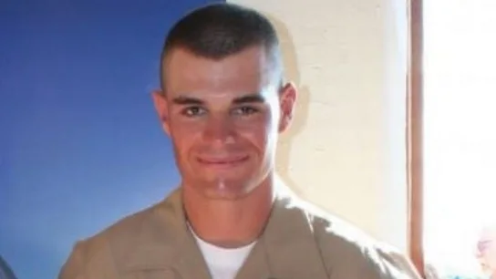 Identifican a Ian Long, de 29 años, como supuesto autor del tiroteo en un bar de California Identifican a Ian Long, de 29 años, como supuesto autor del tiroteo en un bar de California