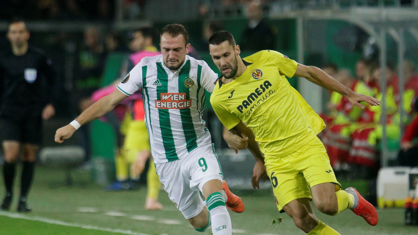 Momento del partido entre el Rapid de Viena y el Villarreal