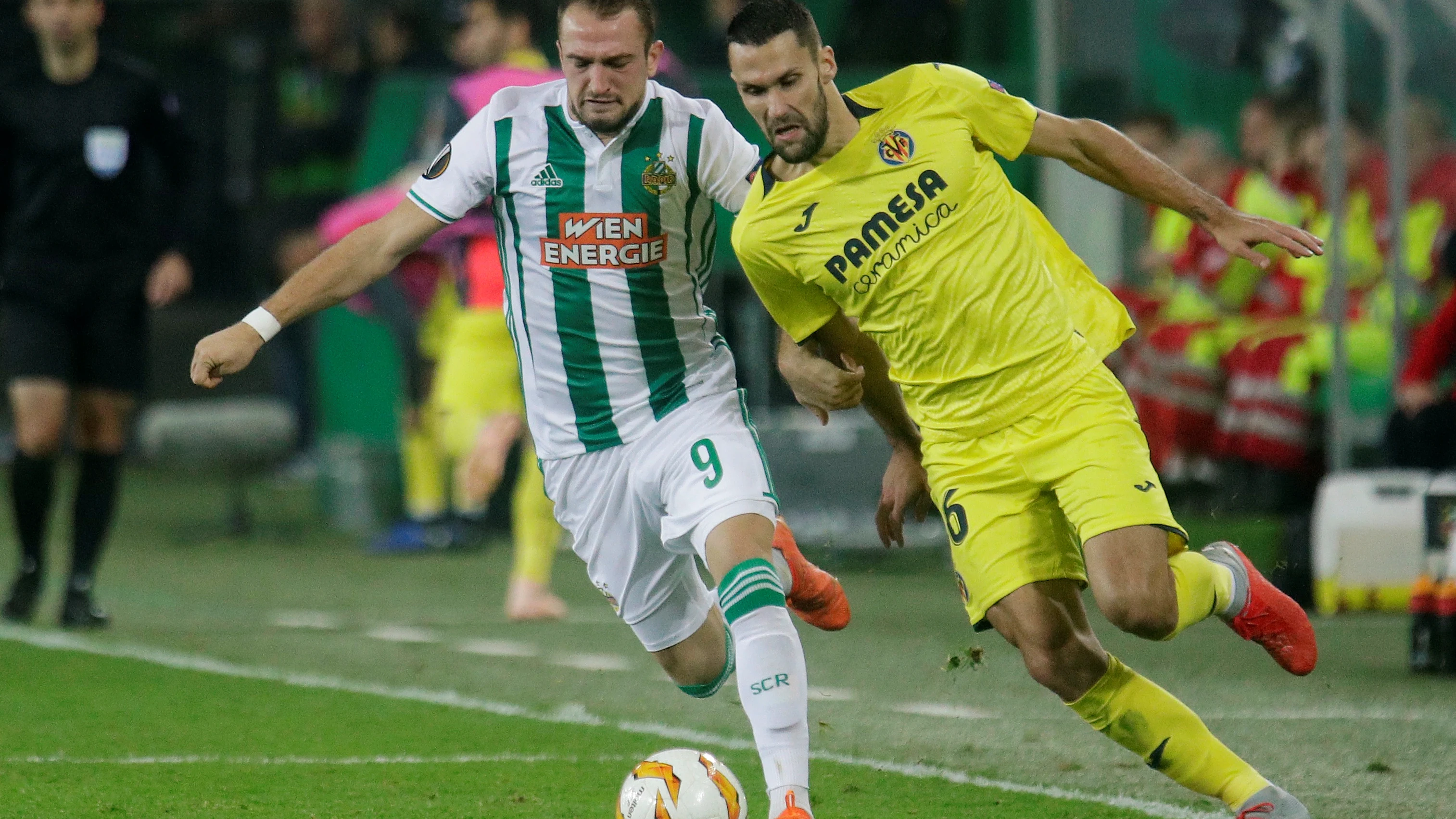 Momento del partido entre el Rapid de Viena y el Villarreal