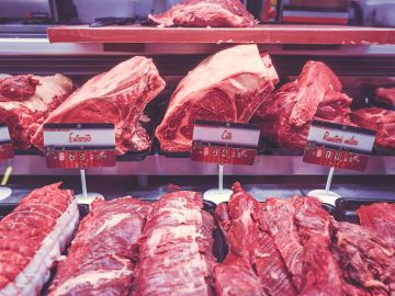 El consumo excesivo de carne roja y procesada tiene un coste para la salud de la gente y la economía 