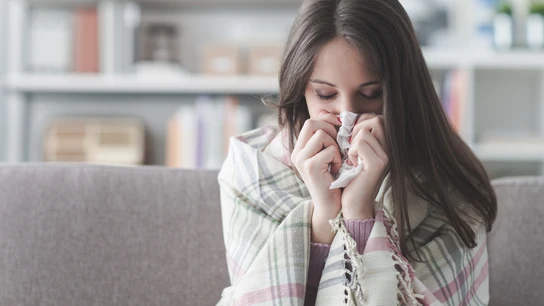Mujer con gripe Mujer con gripe
