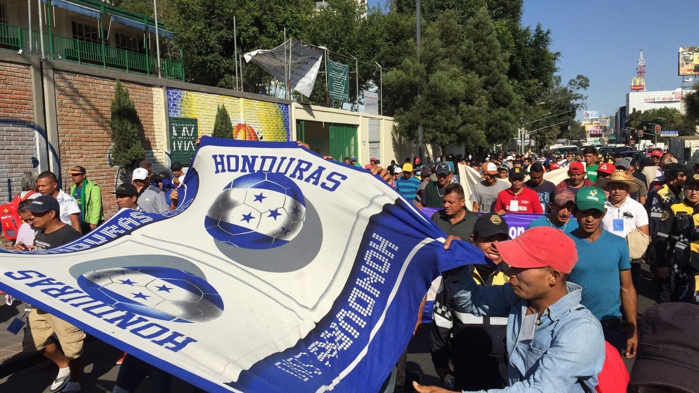 Miembros de la caravana de migrantes caminan por Ciudad de M&eacute;xico 
