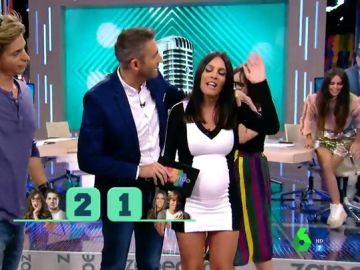El 'disgusto' de Lorena Castell tras perder junto a Carlos Baute el Juego de la SemAnna: "Espero que al menos el bebé me salga con talento musical" El 'disgusto' de Lorena Castell tras perder junto a Carlos Baute el Juego de la SemAnna: "Espero que al menos el bebé me salga con talento musical"