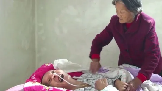 En la imagen, Wei Mingying cuidando de su hijo Wang Shoboa En la imagen, Wei Mingying cuidando de su hijo Wang Shoboa