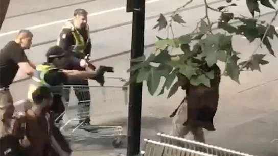 Captura de vídeo que muestra a los agentes de policía antes de detener a un hombre Captura de vídeo que muestra a los agentes de policía antes de detener a un hombre