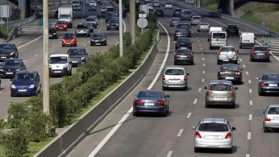 Coches circulando por una autovía Coches circulando por una autovía