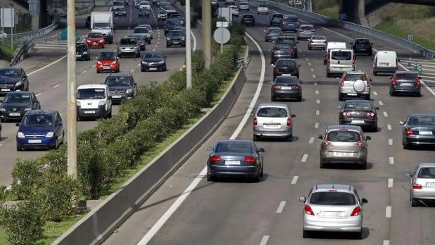 Coches circulando por una autovía Coches circulando por una autovía