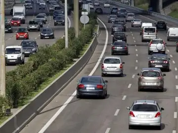 Coches circulando por una autovía Coches circulando por una autovía