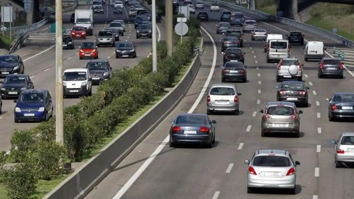 Coches circulando por una autovía