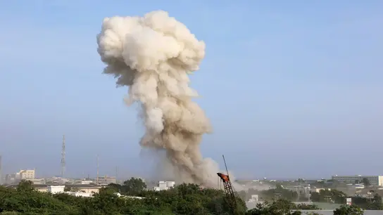 Columna de humo originada por una de las explosiones en Mogadiscio Columna de humo originada por una de las explosiones en Mogadiscio