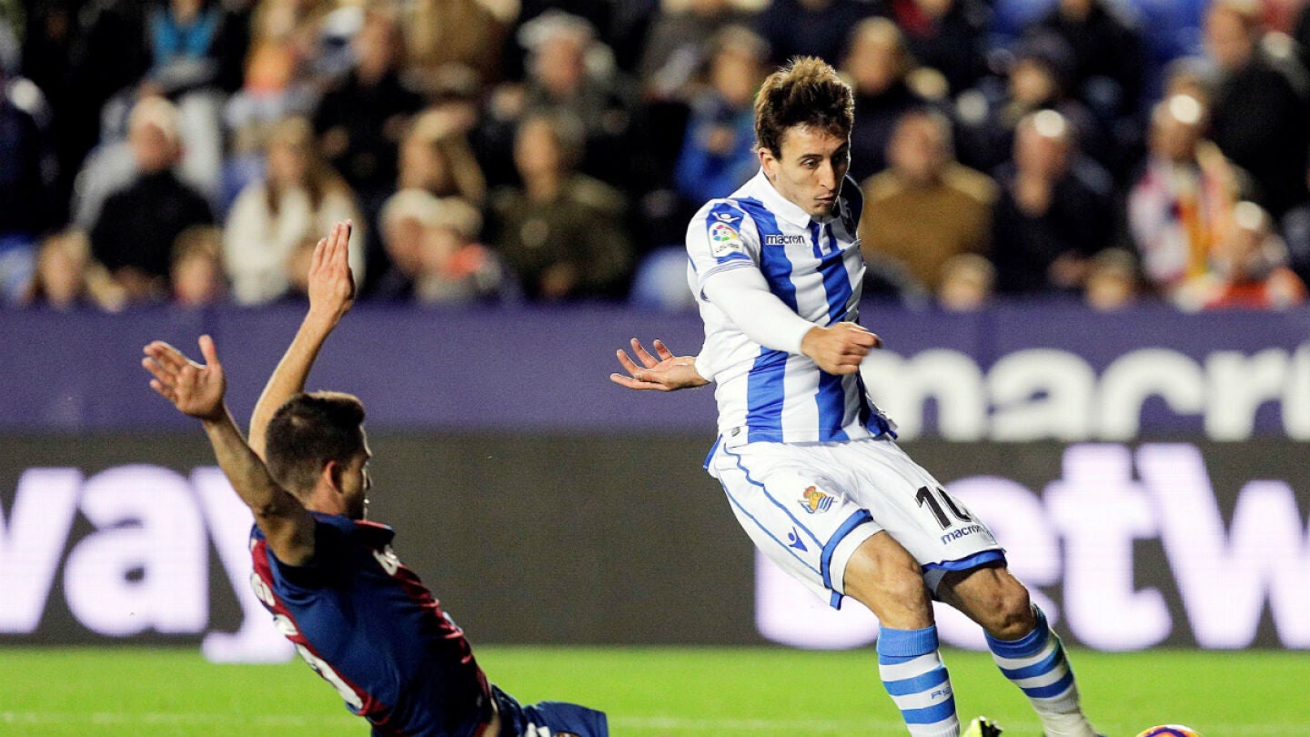 Odriozola, en una acci&oacute;n ante el Levante