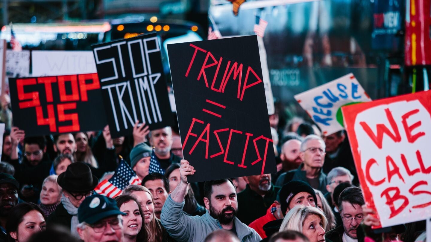 Personas se manifiestan en contra de Donald J. Trump