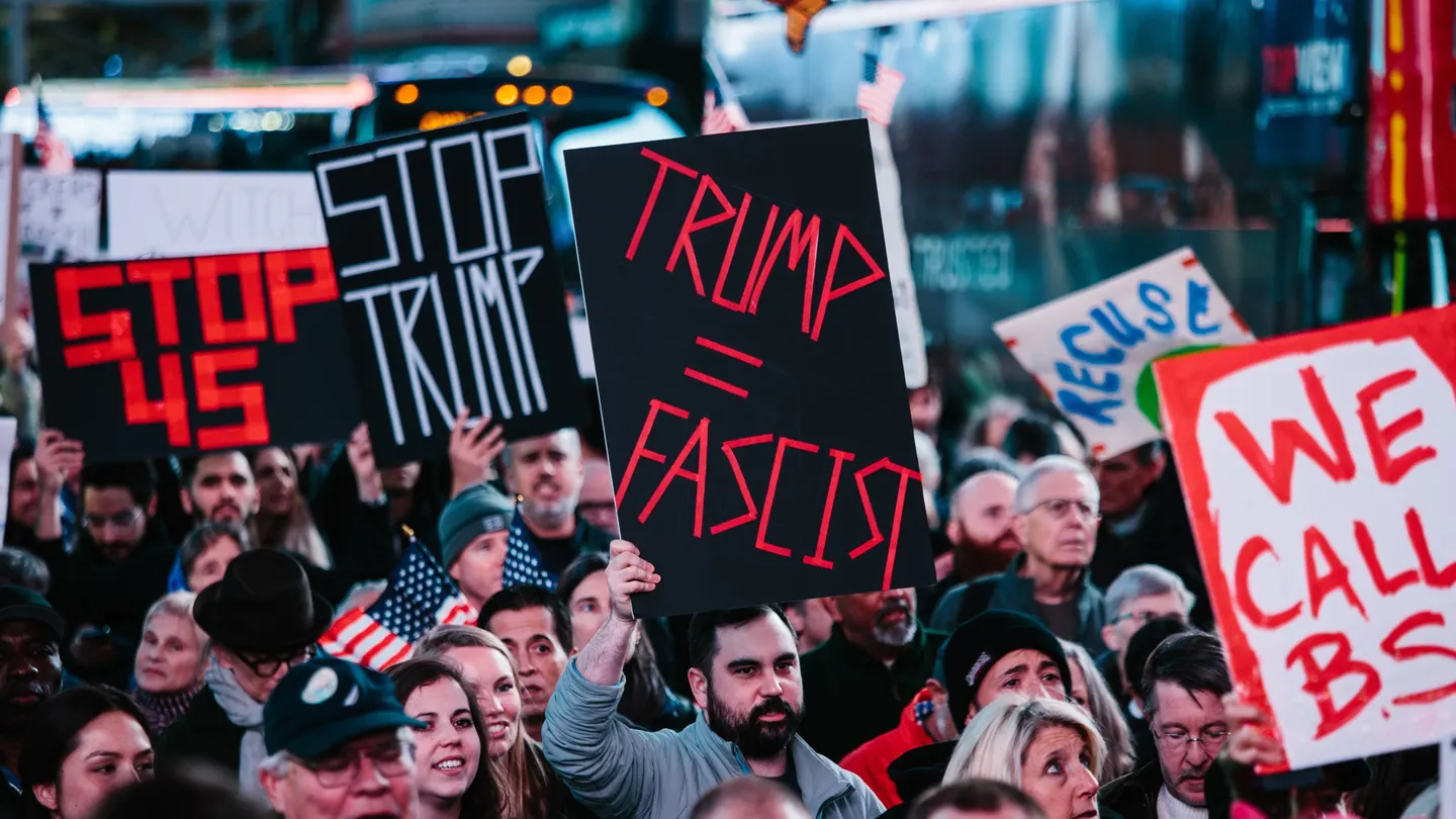 Personas se manifiestan en contra de Donald J. Trump Personas se manifiestan en contra de Donald J. Trump
