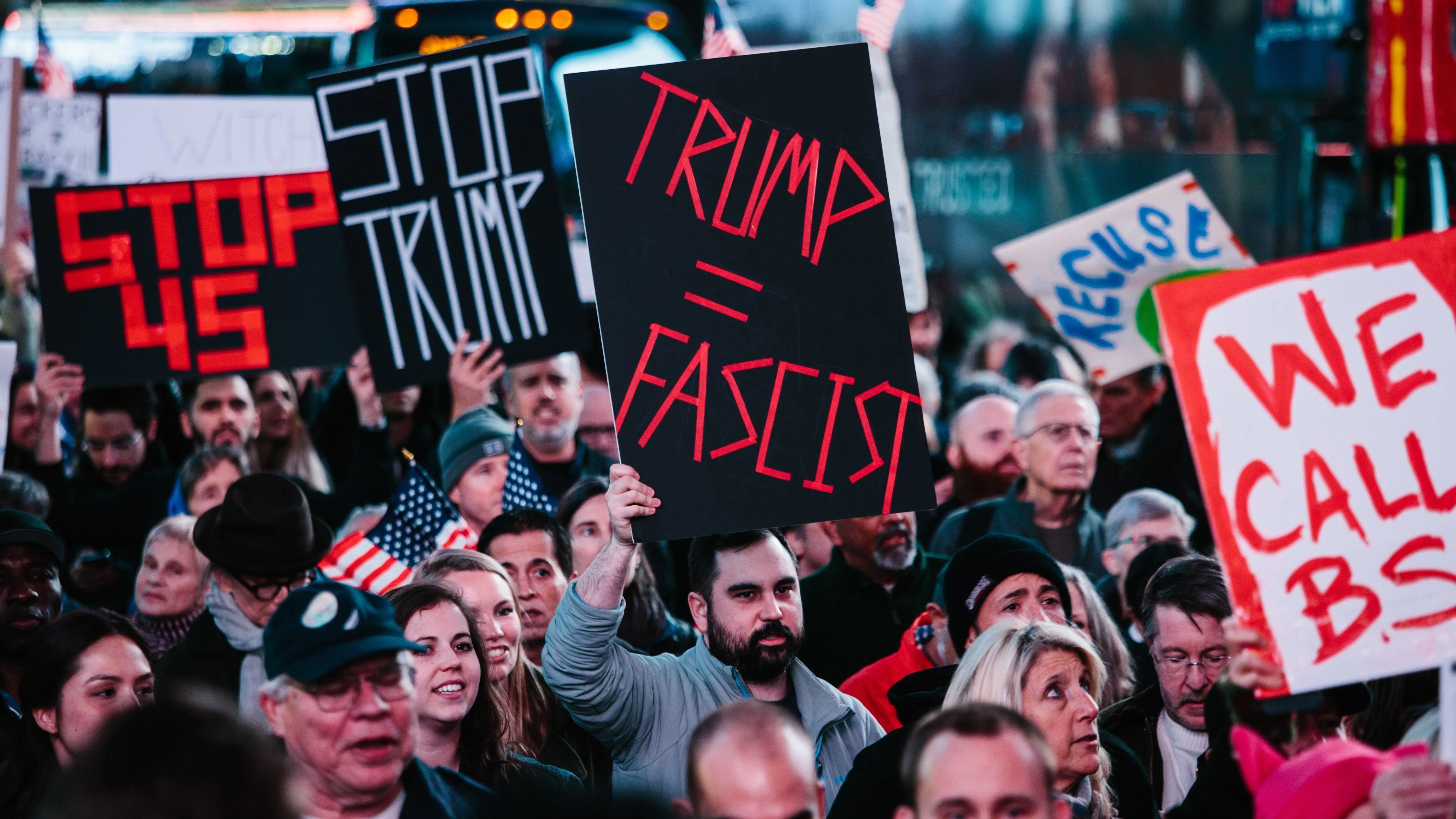 Personas se manifiestan en contra de Donald J. Trump Personas se manifiestan en contra de Donald J. Trump