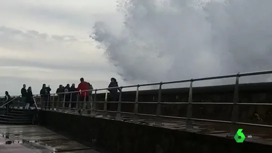 Una ola les arrolla cuando fotografiaban el mar de forma imprudente en San Sebastián Una ola les arrolla cuando fotografiaban el mar de forma imprudente en San Sebastián