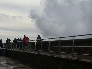 Una ola les arrolla cuando fotografiaban el mar de forma imprudente en San Sebastián Una ola les arrolla cuando fotografiaban el mar de forma imprudente en San Sebastián