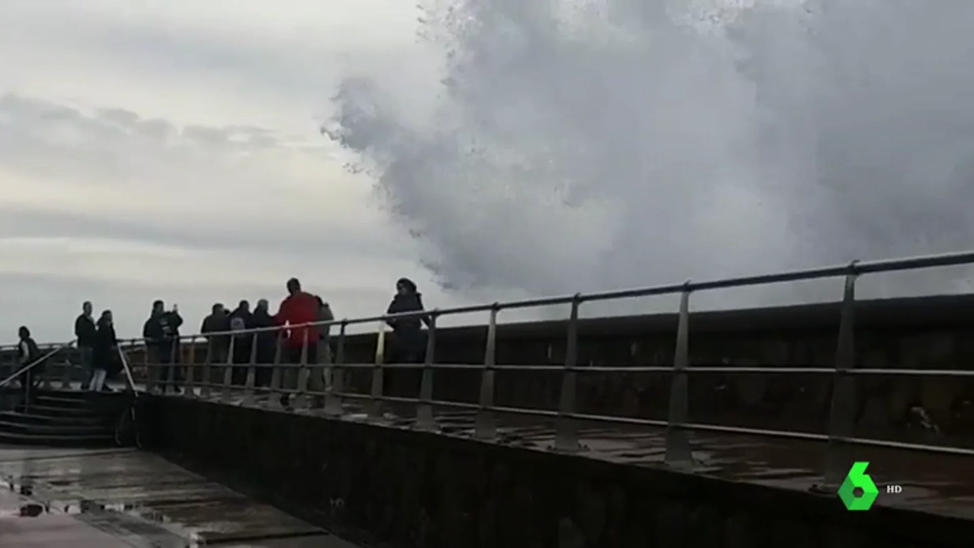 Una ola les arrolla cuando fotografiaban el mar de forma imprudente en San Sebastián