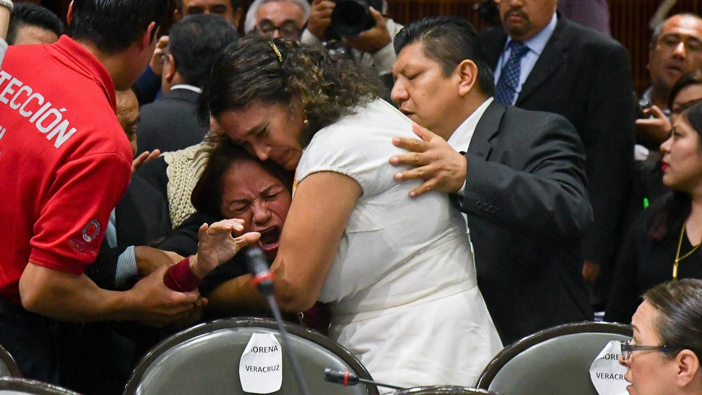Legisladores reconfortan a la diputada Carmen Medel Palma Legisladores reconfortan a la diputada Carmen Medel Palma