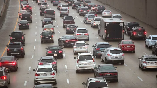 Coches circulando por la carretera Coches circulando por la carretera