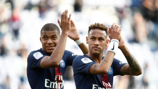 Neymar y Mbappé aplauden a la afición tras un partido Neymar y Mbappé aplauden a la afición tras un partido