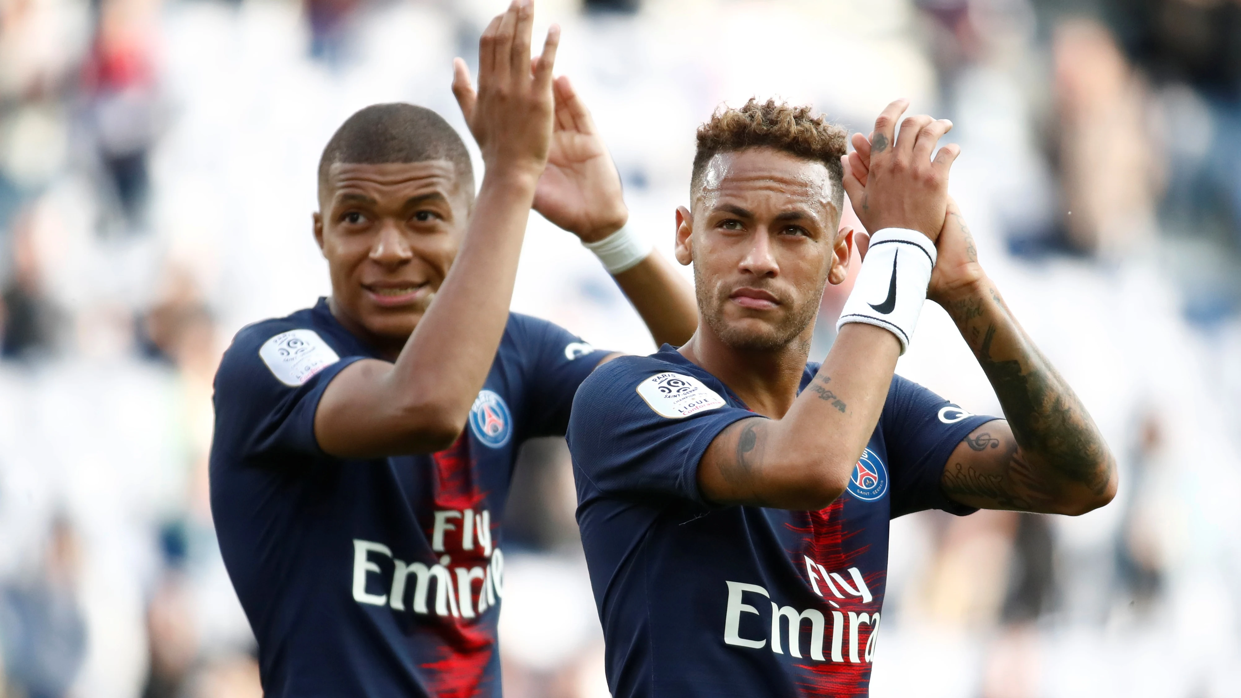 Neymar y Mbappé aplauden a la afición tras un partido