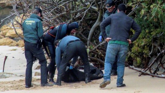 La Guardia Civil junto a uno de los cad&aacute;veres hallados en los &uacute;ltimos d&iacute;as