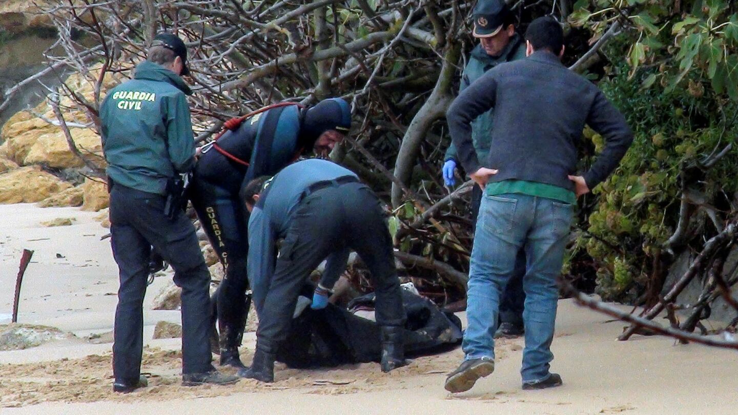 La Guardia Civil junto a uno de los cad&aacute;veres hallados en los &uacute;ltimos d&iacute;as