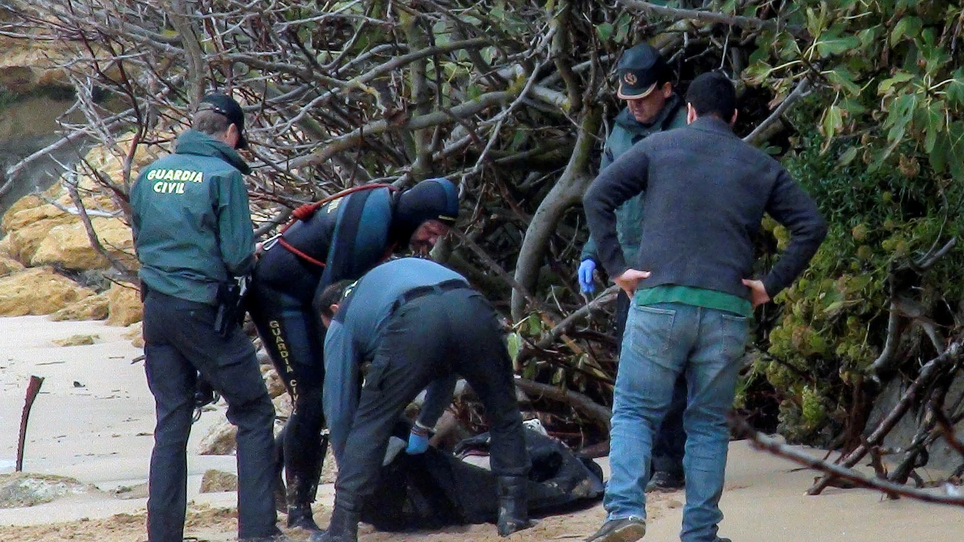 La Guardia Civil junto a uno de los cadáveres hallados en los últimos días