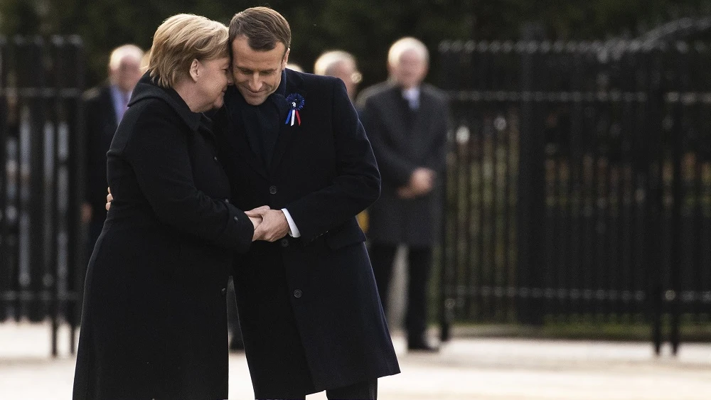 El presidente francés, Emmanuel Macron junto a la canciller alemana, Angela Merkel