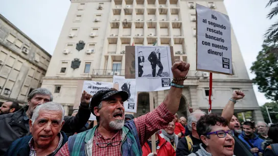 Consumidores y sindicatos concentrados ante el palacio de justicia de Sevilla Consumidores y sindicatos concentrados ante el palacio de justicia de Sevilla