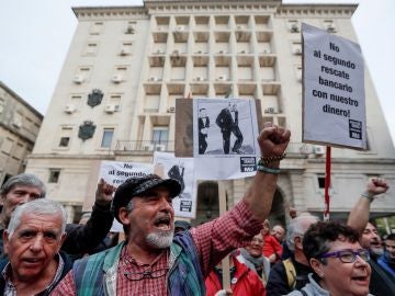 Consumidores y sindicatos concentrados ante el palacio de justicia de Sevilla Consumidores y sindicatos concentrados ante el palacio de justicia de Sevilla
