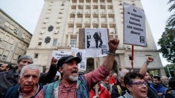 Consumidores y sindicatos concentrados ante el palacio de justicia de Sevilla